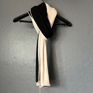 LA RELAXED Black and White Scarf super soft